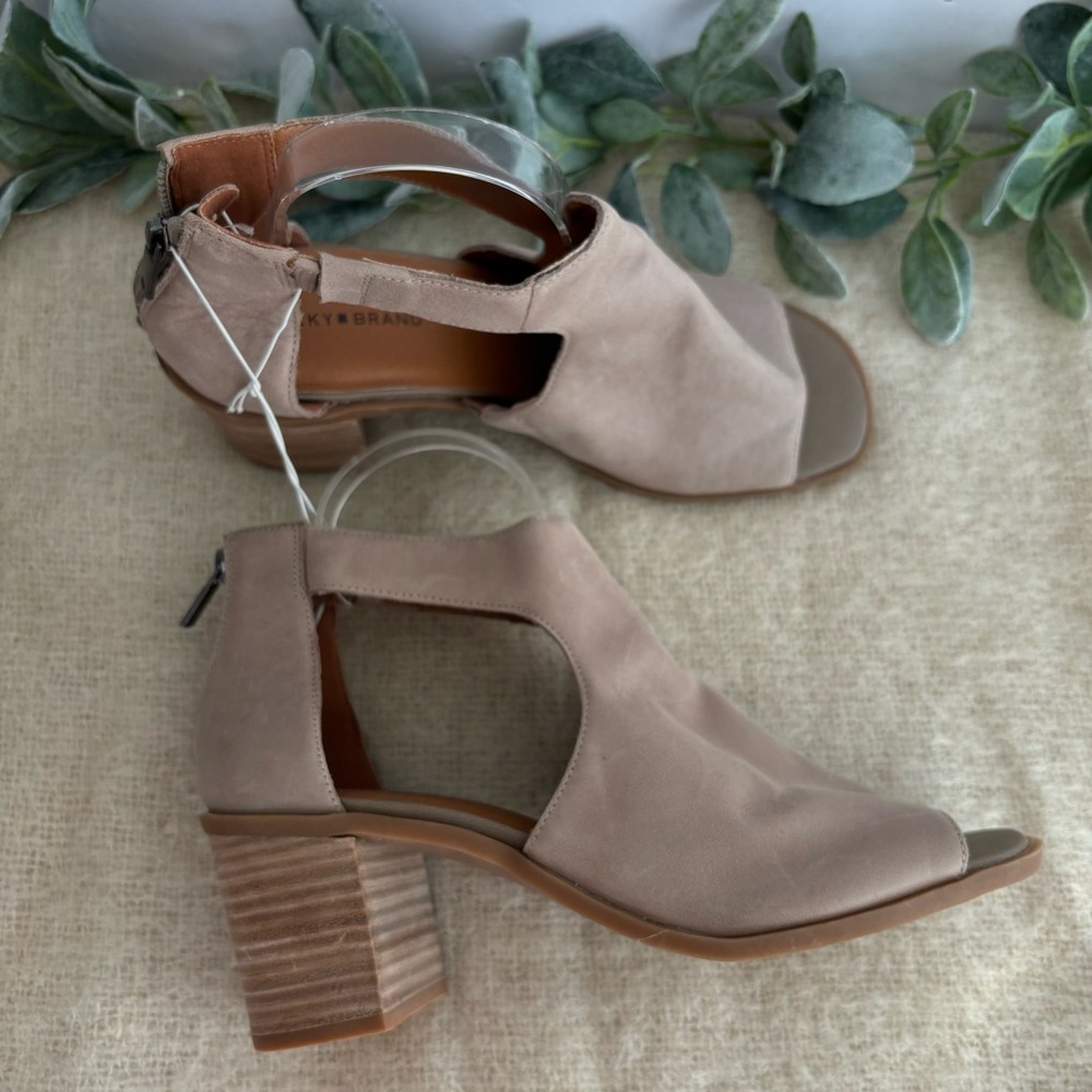 Lucky Brand Tarrinax leather nude tan sandals women 9.5 heeled back zip